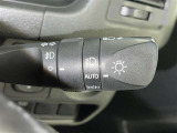 【オートライト】車外の明るさに応じて自動的にライトの点灯・消灯をしてくれます