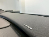 スウェーデンの環境も配慮した大きなガラスルーフが自然光をたっぷりと取り込み、車内に開放感あふれる明るい空間をもたらします