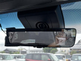 【デジタルインナーミラー(トヨタ)】車両後方カメラの映像をルームミラーに映すことが出来ます。 そのため、後席に人や荷物があって後方が見えづらい場合でもしっかり視界を確保することが出来ます。