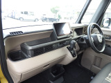 ★助手席周辺★ダッシュボードに収納量豊富なBOXがあり、いつもすっきりとした車内!ほしい場所にちょうど良い収納を備えています。大きなフロントガラスによって見晴らしも良く快適な座り心地となっております!
