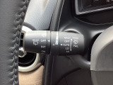 レバーをAUTOの位置にしているとき、レインセンサーが雨を感知すると、雨量に応じてワイパーが自動で作動してくれるオートワイパーを装備!設定変更で非作動にすると、間欠作動に固定されます。