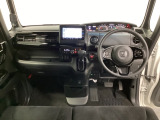 車内は光触媒抗菌消臭施工済です。スタイリッシュなデザインでスポーティなインパネ周りを演出します。グローブボックスやカップホルダーのほかにトレーなどたくさんの収納スペースが付いています。
