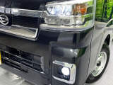 【LEDヘッドライト】悪天候や夜間走行時も良好な視界を確保し安心して運転できる高輝度LEDヘッドライトを装備!点灯速度が早く、消費電力も抑えられています。