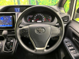 インテリアに合わせたデザインのステアリングは、運転される方のことも考え、運転しやすい形状、大きさです。是非一度、実際に触ってお確かめください。