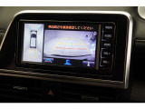 【全方位カメラ】 車の前後左右に取り付けられたカメラで、視線やバックモニターでは死角となる前方や真横も確認できます。狭い駐車スペースもスムーズに駐車できます。