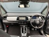 運転席周りです。カップホルダーや小物の収納などは必須ですよね!!使い勝手の良いつくりになっております!!