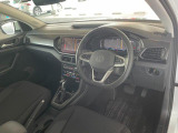 車に乗り込む際に見える景色です。分かりにくいかもしれませんが、ナビがちょっと運転席側に傾いており、走行中に視線を正面から離れない様に考えてデザインしております。