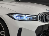 アダプティブLEDヘッドライトはステアリングを切った方向を照らします。