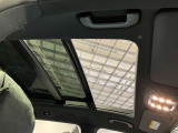 パノラミックルーフで明るい車内と開放感あるドライブをお楽しみいただけます。