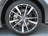 純正18インチアルミホイール。 タイヤサイズは245/40R18