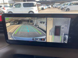 アラウンドビューモニターは4方のカメラで真上から車を見たようにモニターで確認ができる日産の自慢の装備です。是非実際の車で体感してみてください。