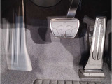 【ペダル】BMWはオルガン式アクセルペダルを採用しています。踏み込む足とペダルが同じ軌跡を描くため、かかとがずれにくく、アクセルコントロールがよりしやすくなるメリットがあります。