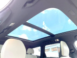 【パノラマガラスルーフ】固定式のガラスルーフで明るい車内空間を演出。日差しの強い日は電動スライドカーテンで調整するなど、季節を問わず開放的なドライブをお楽しみいただけます。