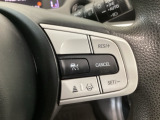 【アダプティブ・クルーズ・コントロール】予め設定した車速内でクルマが自動的に加減速。 前走車との適切な車間距離を維持しながら追従走行し、高速道路でのドライバーの疲労を軽減してくれる嬉しい機能付♪