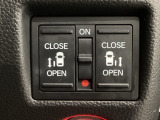 【両側パワースライドドア】両側がパワースライドドアになっており、運転席のスイッチやスマートキーでも開閉が可能です!開口部も広いので乗り降りも楽々♪