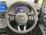 インテリアに合わせたデザインのステアリングは、運転される方のことも考え、運転しやすい形状、大きさです。是非一度、実際に触ってお確かめください。