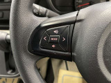 ステアリングスイッチ付き。前方から目を離すことなく操作することが可能です。