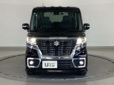 最新のLEDヘッドライトで、より明るく遠くまで照らします!フロントバンパーにはLEDフォグライトが装着されています。