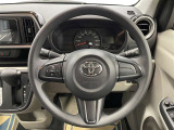 快適な操作性の運転席、ハンドルも綺麗に清掃済みです!もちろん安全を守るエアバッグも装備しているので安心してお乗りいただけます(^^)