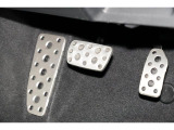 スポーティなデザインのアルミパッドブレーキペダルです。