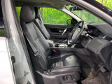 質感の高いシートでございます。使用感が出やすい運転席ですが、綺麗な状態を保っております。前席の状態は内装の状態を見る大きなポイントになると思いますので、是非一度、実際にご覧くださいませ。