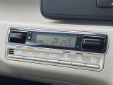 【オートエアコン】一度お好みの温度に設定すれば、車内の温度を検知し風量や温度を自動で調整。暑い&hellip;寒い&hellip;と何度もスイッチ操作をする必要はありません。快適な車内空間には必須の機能ですね♪