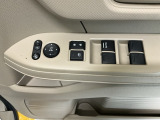 運転席のスイッチで全てのウィンドウの開閉操作を行うことができます。ロックボタンをONにしておくと、運転席以外のウィンドウは作動しないのでお子様を乗せているときなども安心ですね♪