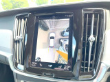 【360&deg;ビューカメラ】4台の高解像度カメラで360度の鳥瞰図を表示。隣の車や壁、死角にある障害物などを画面で確認できるため、狭いスペースでの駐車・出入りも安心です。