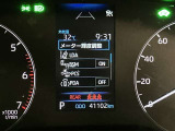 【レーンディパーチャーアラート】道路上の白線(黄線)をカメラで認識、ドライバーがウインカー操作を行わずに車線を逸脱する可能性がある場合、ブザーとディスプレイで注意喚起。