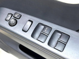 【電動格納ミラー】サイドミラーは電動格納式となっており、狭い駐車場でもキズがつくリスクを抑えられます。