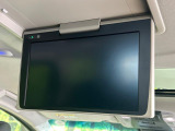 【フリップダウンモニター】大画面モニターで後席でもエンタメをお楽しみいただけます。小さなお子様にも大人気の装備です♪