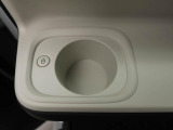 カップホルダーは運転席や助手席からちょうど手の届く位置です!!