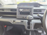 【運転席インテリアデザイン】左右対称のインテリアデザインでドライバーを包み込み運転に集中できるように設計されています。