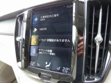 縦長のナビ画面は進行方向を広く表示できるため、視認性に優れています タッチパネルはスマートフォンのようにスワイプ操作もできます