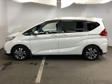 狭い駐車場でも、スライドドアならチャイルドシートへのお子さまの乗降や荷物の積載もスムーズ。とても便利な【両側電動スライドドア】ドアハンドを少し引くだけでリアドアが自動開閉します。