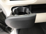 カップホルダーは運転席や助手席からちょうど手の届く位置です!!