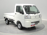 【斜め前】精悍な顔つきのフロントマスク。運転席からの見晴らしが良く、車両感覚が掴みやすい設計となっております。