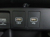 便利な充電用USBジャックも付いています。