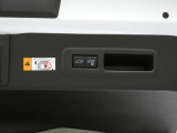 【パワーバックドア】パワーバックドア装着車です。ボタンを押すだけ、力要らずでドアの開閉が可能になります。