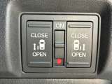 運転席の手元で両側スライドドアの開閉操作が可能です。