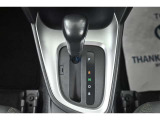 ハイブリッドカーですが運転操作は普通の車と変わりませんのでご安心ください。操作方法はスタッフが説明いたしますのでお気軽にご質問ください