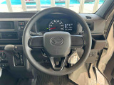 手元のボタンから、オーディオやナビなどの操作ができりるので、よそ見をせずに安全に運転に集中できます。