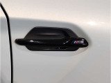 【デザインとの融合】BMWデザイナーが創り出したボディデザインを損なう事のない様に配置とデザインに拘っています。ドアノブについてもBMWの拘りに妥協はありません。