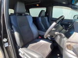 運転席シート廻りは使用感も少なく、良好な状態となっています。前オーナー様が丁寧に使っていたことがよくわかりますね。