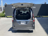 バックドアの真ん中から開けることが可能です。後ろが狭くても荷物を収納したり出したりすることも簡単に出来ます。