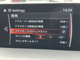 左右複数のLEDユニットを個別に自動点灯・消灯して照射範囲をコントロール。夜でも昼間のようにクリアな前方視界を確保するアダプティブ・LED・ヘッドライト(ALH)を装備。