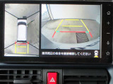 車両を上から見たような映像をディスプレイオーディオ画面に表示するパノラミックビューモニター