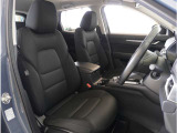 【清潔感のある運転席&助手席】隅々までクリーニングの行き届いた運転席&助手席。目立ったシミや汚れ等もございません。快適なドライブをどうぞ。