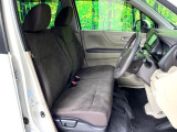 運転席まわりには十分なスペースがあり、大柄な方でもゆったり運転していただける環境です。