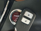 【スマートキー&プッシュスタート】ドアハンドルを軽く握るだけでドアロックを解錠でき、施錠はドアハンドルのロックスイッチを押すだけでブレーキを踏みながらエンジンスイッチを押すだけで、エンジンが始動!